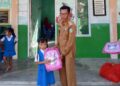 Peduli Dunia Pendidikan, Kepala Desa Sunggak Berikan Bantuan Tas Sekolah