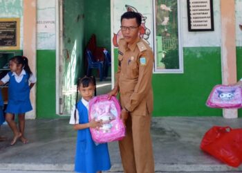 Peduli Dunia Pendidikan, Kepala Desa Sunggak Berikan Bantuan Tas Sekolah