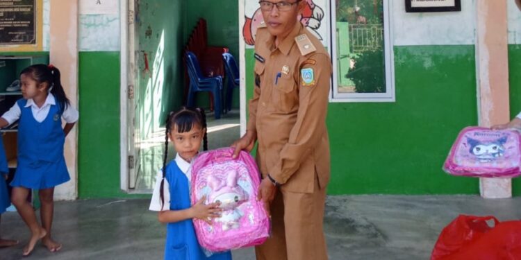 Peduli Dunia Pendidikan, Kepala Desa Sunggak Berikan Bantuan Tas Sekolah