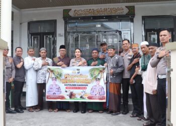 Polda Kepri Bersama Polres Karimun Serahkan Sapi Qurban Kepada Masyarakat