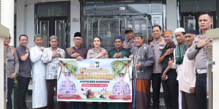 Polda Kepri Bersama Polres Karimun Serahkan Sapi Qurban Kepada Masyarakat