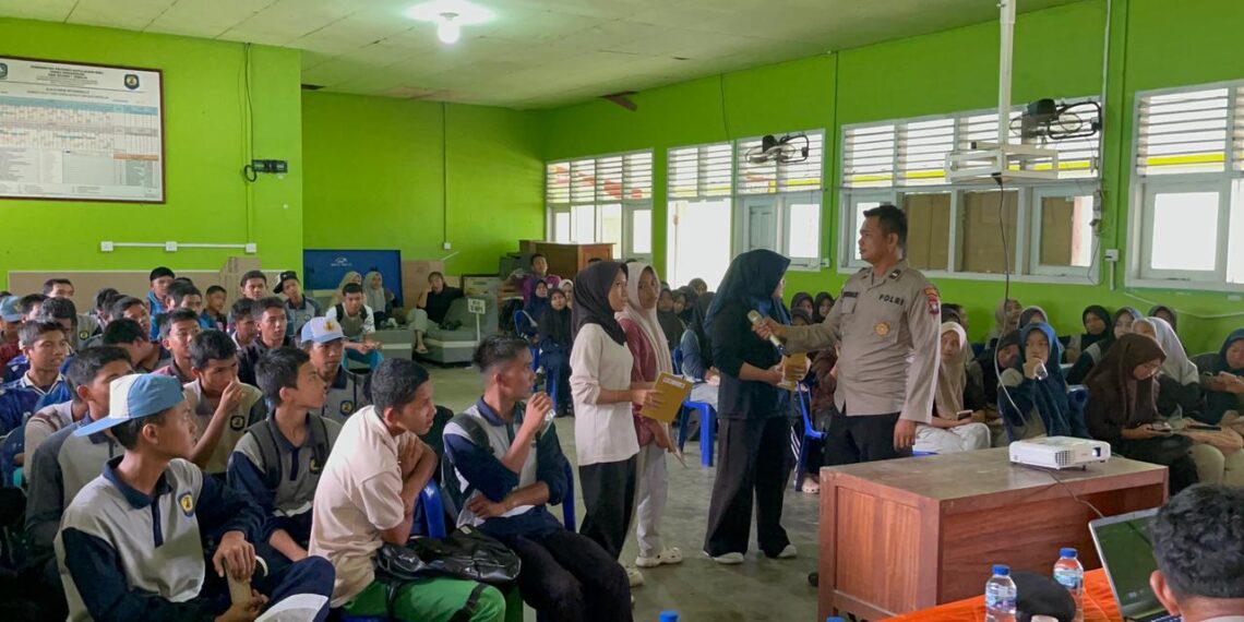 Ps. Kanit Binmas Polsek Jemaja Aipda Yondrialis saat memberikan materi kepada siswa SMAN 1 Jemaja dalam program Polsek Jemaja Goes to School