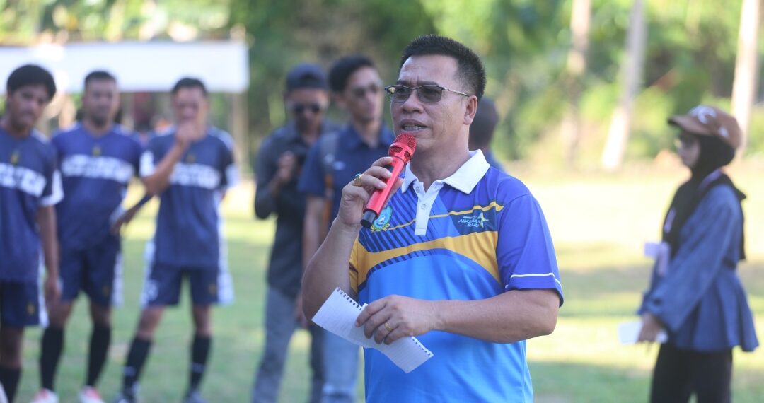 Bupati Anambas Aneng saat berikan sambutan Turnamen Sepak Bola HUT Desa Mubur Diikuti 64 Tim