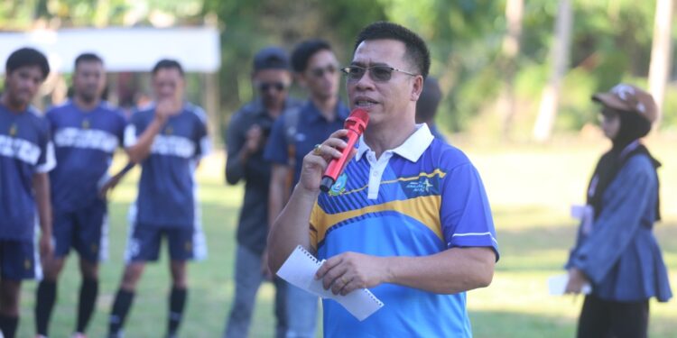Bupati Anambas Aneng saat berikan sambutan Turnamen Sepak Bola HUT Desa Mubur Diikuti 64 Tim