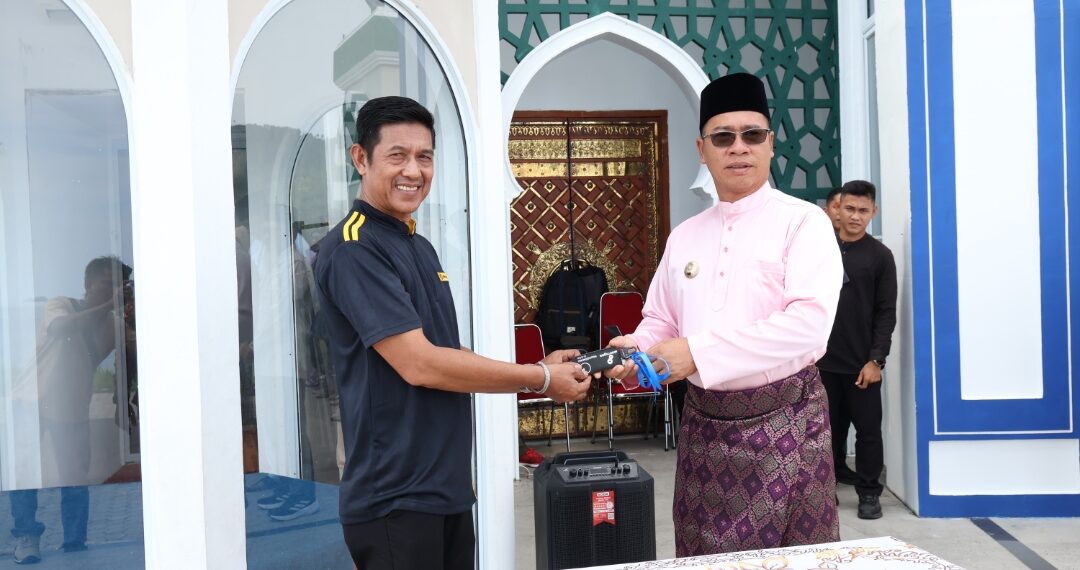 Bupati Anambas Aneng saat serahkan Bantuan secara simbolis kepada kepala Desa Tarempa Barat Asmarandi