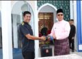 Bupati Anambas Aneng saat serahkan Bantuan secara simbolis kepada kepala Desa Tarempa Barat Asmarandi