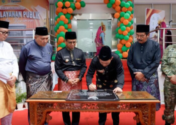 Gubernur Kepri, Ansar Ahmad didampingi Bupati Karimun Ing Iskandarsyah, Wakil Bupati Rocky Marciano Bawole, Ketua DPRD Karimun Raja Rafiza, Staf Khusus Gubernur Kepri Nurdin Basirun serta Danlanal Karimun, saat menandatangani prasasti Gedung MPP Karimun pada, Jumat (29/5/2026) - Foto: Prokopim Karimun