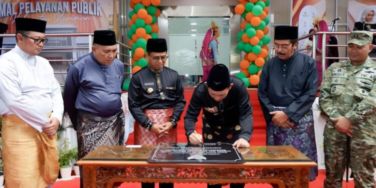Gubernur Kepri, Ansar Ahmad didampingi Bupati Karimun Ing Iskandarsyah, Wakil Bupati Rocky Marciano Bawole, Ketua DPRD Karimun Raja Rafiza, Staf Khusus Gubernur Kepri Nurdin Basirun serta Danlanal Karimun, saat menandatangani prasasti Gedung MPP Karimun pada, Jumat (29/5/2026) - Foto: Prokopim Karimun
