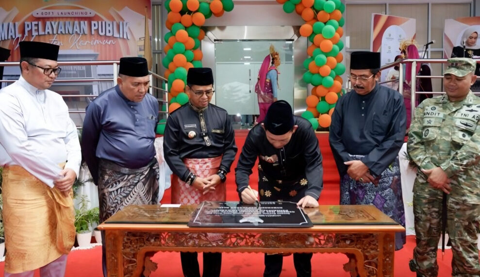 Gubernur Kepri, Ansar Ahmad didampingi Bupati Karimun Ing Iskandarsyah, Wakil Bupati Rocky Marciano Bawole, Ketua DPRD Karimun Raja Rafiza, Staf Khusus Gubernur Kepri Nurdin Basirun serta Danlanal Karimun, saat menandatangani prasasti Gedung MPP Karimun pada, Jumat (29/5/2026) - Foto: Prokopim Karimun