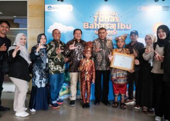 Wakil Bupati Karimun, Rocky Marciano Bawole foto bersama Kepala Dinas Pendidikan Kabupaten Karimun, Grandy Regel Tuerah serta pelajar dan masyarakat, usai menerima Penghargaan Revitalisasi Bahasa Daerah Tahun 2026 dari Mendikdasmen RI - Foto: Diskominfo Karimun