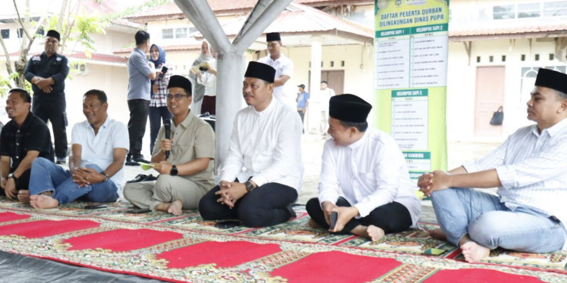 Bupati Karimun Ing Iskandarsyah, didampingi Sekda Karimun Djunaidy, Kepala Dinas PUPR Karimun Raja Machrizal, Anggota DPRD Karimun Firdaus serta sejumlah unsur pejabat eselon dan staf di lingkungan Pemkab Karimun, meninjau langsung pelaksanaan penyembelihan hewan kurban di lingkungan Kantor Dinas PUPR Kabupaten Karimun, Kamis (28/5/2026) - Foto: Diskominfo Karimun
