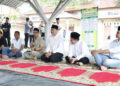 Bupati Karimun Ing Iskandarsyah, didampingi Sekda Karimun Djunaidy, Kepala Dinas PUPR Karimun Raja Machrizal, Anggota DPRD Karimun Firdaus serta sejumlah unsur pejabat eselon dan staf di lingkungan Pemkab Karimun, meninjau langsung pelaksanaan penyembelihan hewan kurban di lingkungan Kantor Dinas PUPR Kabupaten Karimun, Kamis (28/5/2026) - Foto: Diskominfo Karimun