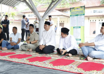 Bupati Karimun Ing Iskandarsyah, didampingi Sekda Karimun Djunaidy, Kepala Dinas PUPR Karimun Raja Machrizal, Anggota DPRD Karimun Firdaus serta sejumlah unsur pejabat eselon dan staf di lingkungan Pemkab Karimun, meninjau langsung pelaksanaan penyembelihan hewan kurban di lingkungan Kantor Dinas PUPR Kabupaten Karimun, Kamis (28/5/2026) - Foto: Diskominfo Karimun