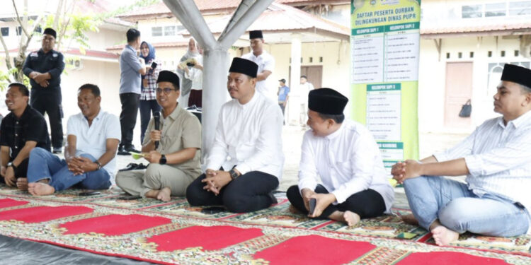 Bupati Karimun Ing Iskandarsyah, didampingi Sekda Karimun Djunaidy, Kepala Dinas PUPR Karimun Raja Machrizal, Anggota DPRD Karimun Firdaus serta sejumlah unsur pejabat eselon dan staf di lingkungan Pemkab Karimun, meninjau langsung pelaksanaan penyembelihan hewan kurban di lingkungan Kantor Dinas PUPR Kabupaten Karimun, Kamis (28/5/2026) - Foto: Diskominfo Karimun