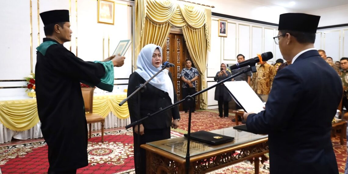 Prosesi pelantikan Liza Bharlyantie Hilsya sebagai Direktur Utama PT Pelabuhan Karimun (Perseroda) Periode 2026-2031 oleh Bupati Karimun Ing Iskandarsyah, di Rumah Dinas Bupati Karimun, Jumat (29/5/2026) malam - Foto: Diskominfo Karimun