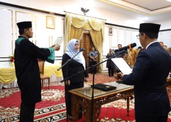 Prosesi pelantikan Liza Bharlyantie Hilsya sebagai Direktur Utama PT Pelabuhan Karimun (Perseroda) Periode 2026-2031 oleh Bupati Karimun Ing Iskandarsyah, di Rumah Dinas Bupati Karimun, Jumat (29/5/2026) malam - Foto: Diskominfo Karimun