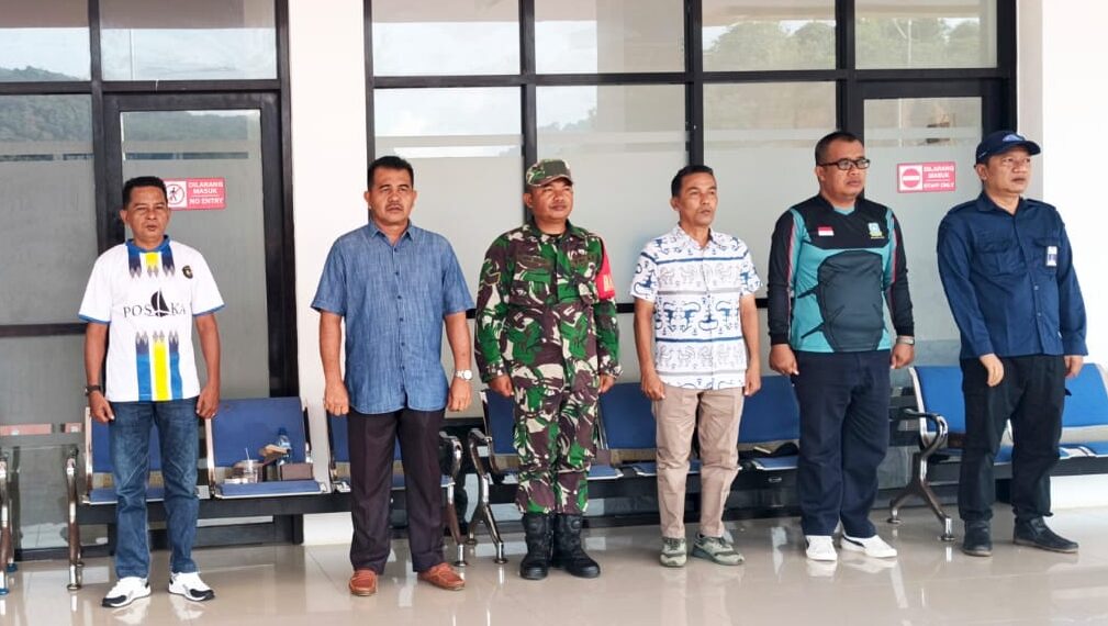 Kades Kuala Maras Hendrika saat ikuti Apel Persiapan Kegiatan Padat Karya di Halaman Bandar Udara Letung