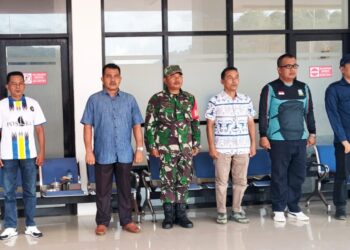 Kades Kuala Maras Hendrika saat ikuti Apel Persiapan Kegiatan Padat Karya di Halaman Bandar Udara Letung