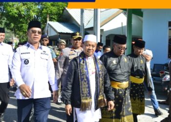 Bupati Anambas berserta rombongan saat sambut kedatangan Ustadz Das’ad Latif menuju kediaman rumah dinas Bupati sebelum Tinjau Mesjid Agung Baitul Makmur Tarempa