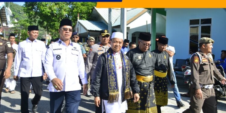 Bupati Anambas berserta rombongan saat sambut kedatangan Ustadz Das’ad Latif menuju kediaman rumah dinas Bupati sebelum Tinjau Mesjid Agung Baitul Makmur Tarempa