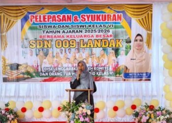 Plt, Kepala Sekolah SDN 009 Landak Saat berikan sambutan di acara pelepasan Siswa-siswi kelas VI