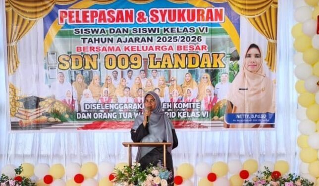 Plt, Kepala Sekolah SDN 009 Landak Saat berikan sambutan di acara pelepasan Siswa-siswi kelas VI