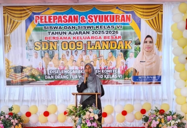 Plt, Kepala Sekolah SDN 009 Landak Saat berikan sambutan di acara pelepasan Siswa-siswi kelas VI