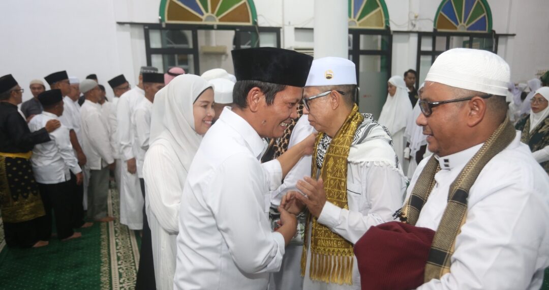 Wakil Bupati Anambas Raja Bayu Gunadian saat berikan selamat kepada jama'ah haji di Masjid Besar Baiturrahim Tarempa