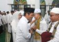 Wakil Bupati Anambas Raja Bayu Gunadian saat berikan selamat kepada jama'ah haji di Masjid Besar Baiturrahim Tarempa