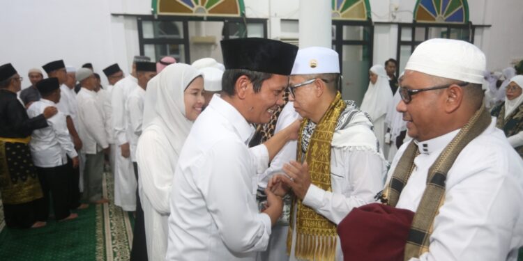 Wakil Bupati Anambas Raja Bayu Gunadian saat berikan selamat kepada jama'ah haji di Masjid Besar Baiturrahim Tarempa