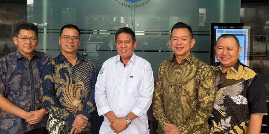 Bupati Anambas Aneng bersamajajaran DJPK KKP, termasuk Direktur Pesisir dan Pulau-Pulau Kecil, Dr. Ahmad Aris, S.P., M.Si. usai pertemuan