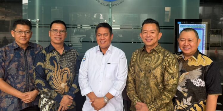 Bupati Anambas Aneng bersamajajaran DJPK KKP, termasuk Direktur Pesisir dan Pulau-Pulau Kecil, Dr. Ahmad Aris, S.P., M.Si. usai pertemuan