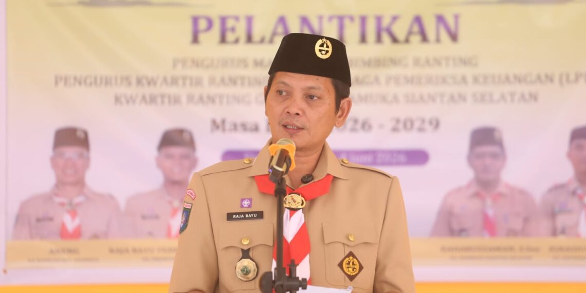 Wakil Bupati Anambas Raja Bayu dan juga selaku Ketua Kwartir Cabang (Kwarcab) saat berikan sebutan dan pelantikan