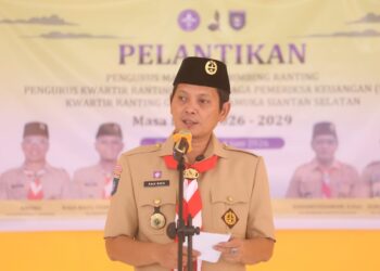 Wakil Bupati Anambas Raja Bayu dan juga selaku Ketua Kwartir Cabang (Kwarcab) saat berikan sebutan dan pelantikan