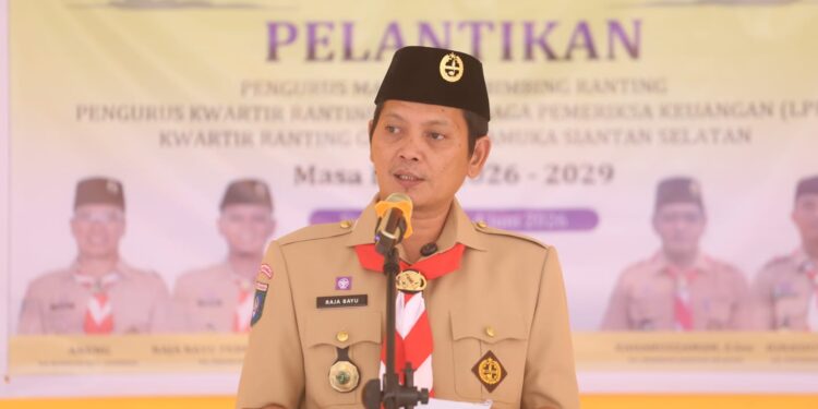 Wakil Bupati Anambas Raja Bayu dan juga selaku Ketua Kwartir Cabang (Kwarcab) saat berikan sebutan dan pelantikan