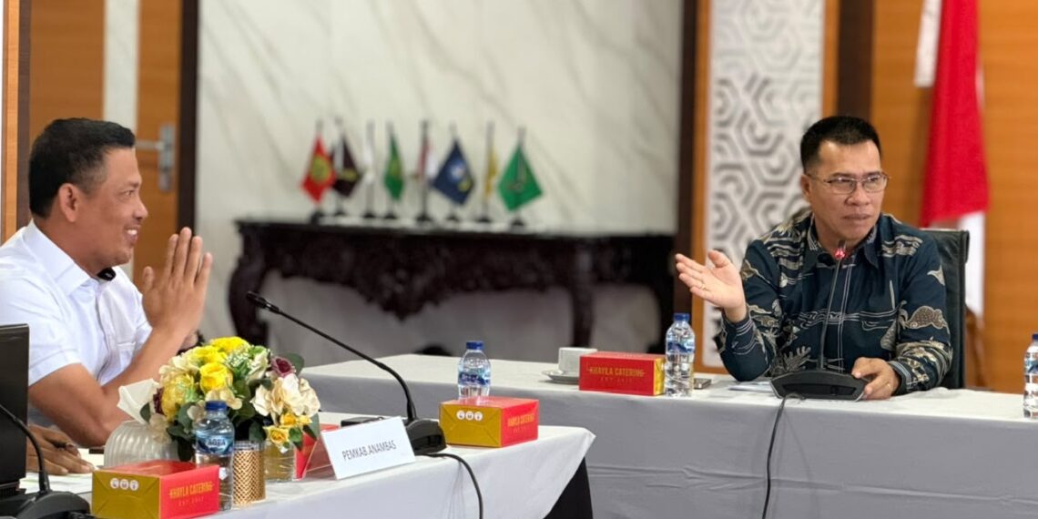 Bupati Anambas Aneng didampingi oleh Sekertaris Daerah Sahtiar saat hadiri rapat sinkronisasi Rancangan Peraturan Daerah (Ranperda) tentang Rencana Tata Ruang Wilayah (RTRW) Provinsi Kepulauan Riau