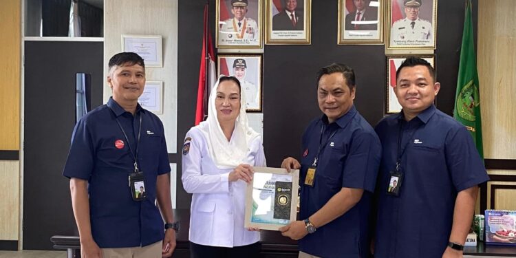 Pemimpin Wilayah II Pegadaian Pekanbaru, Agus Riyadi, saat bersilaturahmi dengan Bupati Natuna Cen Sui Lan saat melakukan kunjungan kerja ke Kabupaten Natuna