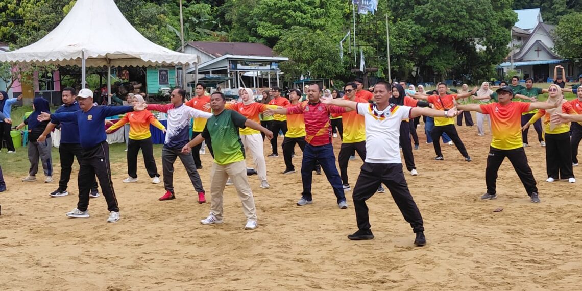 Camat Siantan Syamsir (kiri) bersama Wakil Bupati Anambas Raja Bayu saat gelar senam bersama di lapangan Sulaiman Abdullah Tarempa