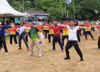 Camat Siantan Syamsir (kiri) bersama Wakil Bupati Anambas Raja Bayu saat gelar senam bersama di lapangan Sulaiman Abdullah Tarempa