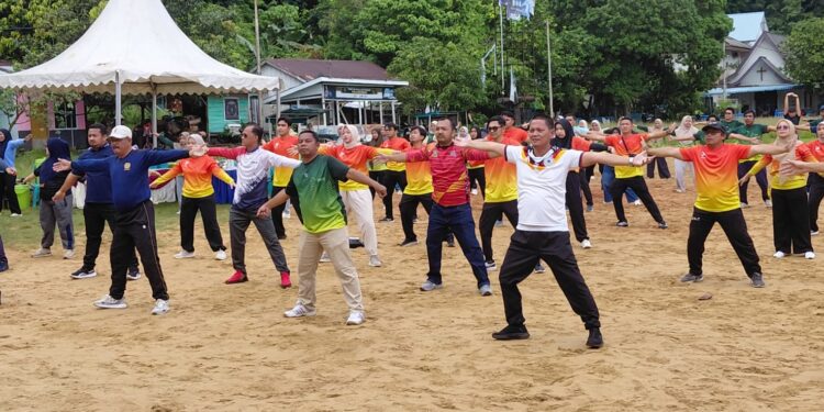 Camat Siantan Syamsir (kiri) bersama Wakil Bupati Anambas Raja Bayu saat gelar senam bersama di lapangan Sulaiman Abdullah Tarempa