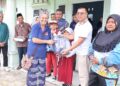 Bupati Anambas Aneng didampingi wakil Bupati Raja Bayu bersama wisatawan Mrs. Meggy serahkan bantuan kepada Siswa Sekolah Dasar di Desa telaga Besar