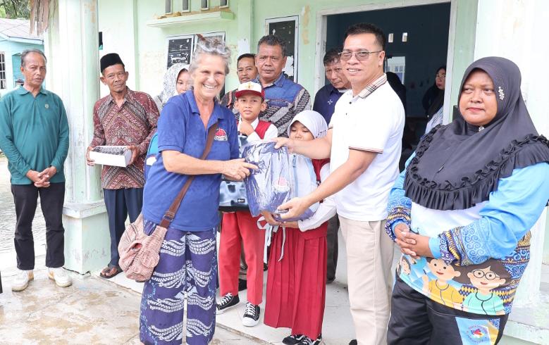 Bupati Anambas Aneng didampingi wakil Bupati Raja Bayu bersama wisatawan Mrs. Meggy serahkan bantuan kepada Siswa Sekolah Dasar di Desa telaga Besar