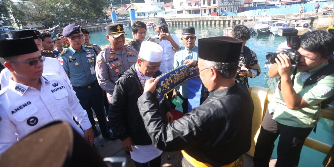 Bupati Anambas Aneng saat sambut kedatangan Ustadz Das’ad Latif Tiba di Pelabuhan Sri Siantan dengan prosesi Tepungtawar dari LAM