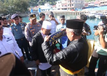 Bupati Anambas Aneng saat sambut kedatangan Ustadz Das’ad Latif Tiba di Pelabuhan Sri Siantan dengan prosesi Tepungtawar dari LAM