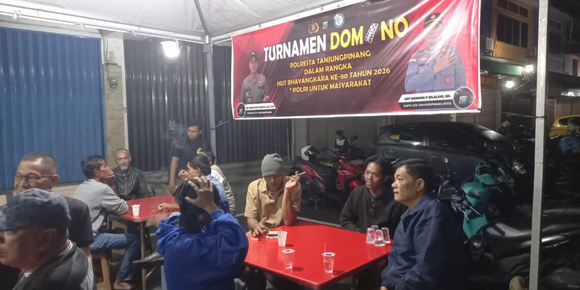 HUT Bhayangkara ke-80: Adu Strategi di Atas Meja, Turnamen Domino Polsek Tanjungpinang Kota Meriahkan Warga
