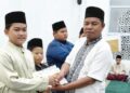 Camat Siantan Syamsir peserta Lomba saat berikan sumbangan kepada peserta Lomba