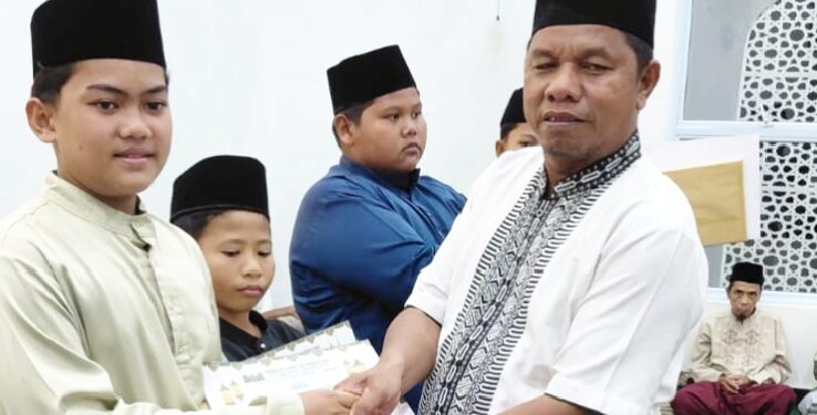 Camat Siantan Syamsir peserta Lomba saat berikan sumbangan kepada peserta Lomba