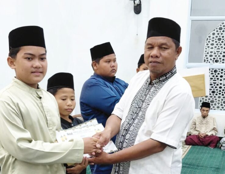 Camat Siantan Syamsir peserta Lomba saat berikan sumbangan kepada peserta Lomba