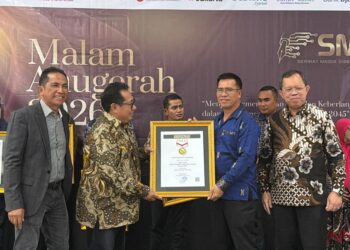 Bupati Anambas saat terima penghargaan penghargaan Tokoh Inspiratif dalam Malam Anugerah Serikat Media Siber Indonesia (SMSI) Tahun 2026 oleh ketua SMSI Pusat Firdaus