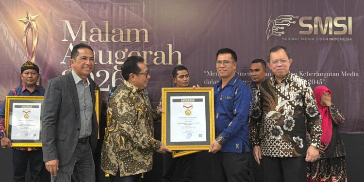 Bupati Anambas saat terima penghargaan penghargaan Tokoh Inspiratif dalam Malam Anugerah Serikat Media Siber Indonesia (SMSI) Tahun 2026 oleh ketua SMSI Pusat Firdaus